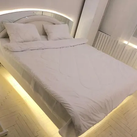 Hostel центр жд вокзал метро университет кпи ул дмитриевская 1 напротив цирка