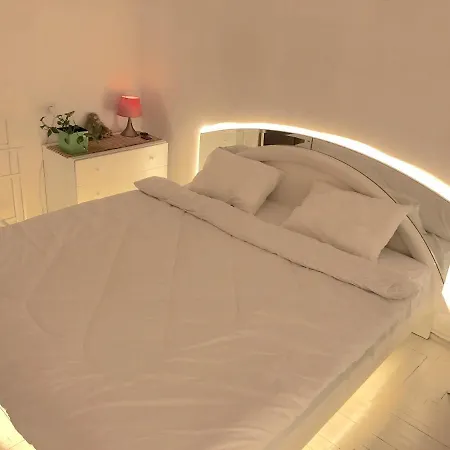 Hostel центр жд вокзал метро университет кпи ул дмитриевская 1 напротив цирка Kiew